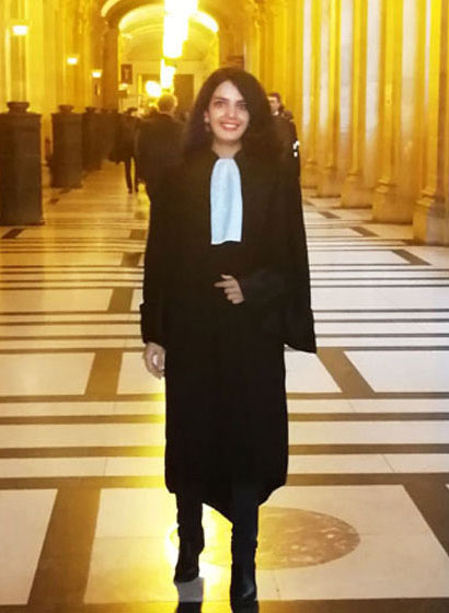 Portrait de Maître Hajar MALEKIAN en robe d'avocat, avocat au barreau de Paris, en droit des étrangers, droit commercial et droit du numérique.