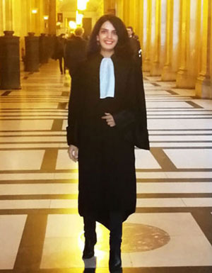 Portrait de Maître Hajar MALEKIAN en robe d'avocat, avocat au barreau de Paris, en droit des étrangers, droit commercial et droit du numérique.